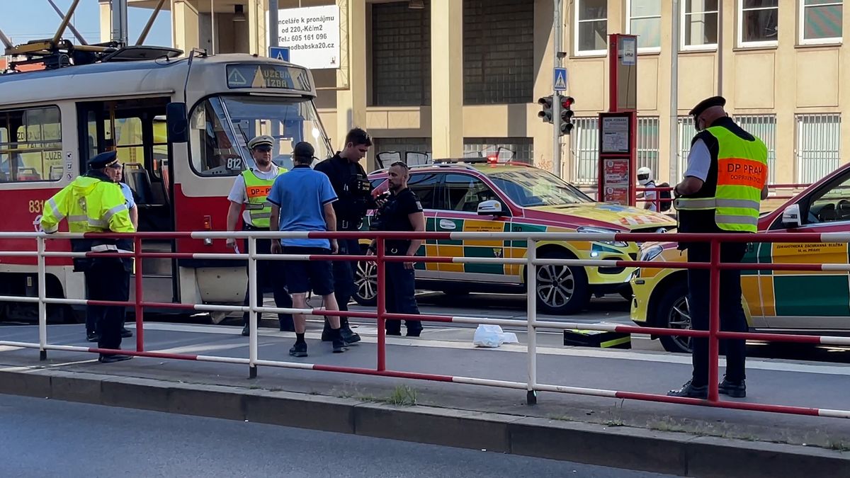 Muže srazila v Praze tramvaj, na místě zemřel